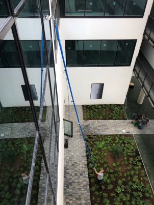 Glas, Fassade, Solar- und Photovoltaikpaneele reinigen - professionell, sicher und umweltschonend