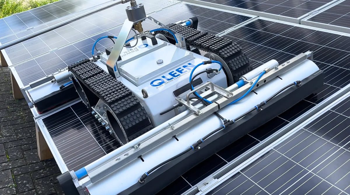 QLEEN Q-SunDude Solarreinigungsroboter im Einsatz